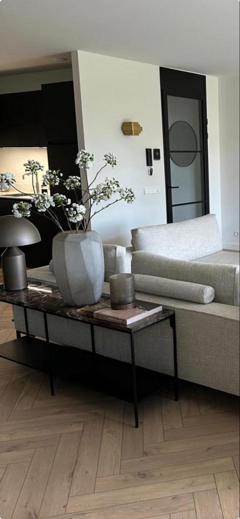 Cubic bijzettafel met marmeren blad en mat zwart onderstel, 100 tot 150 cm, Ophalen of Verzenden, Zo goed als nieuw, Metaal