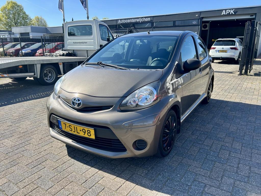 Toyota Aygo 1.0 VVT-i Now - Navi - Zeer Mooi (bj 2013), Euro 5, Gebruikt, Bruin, 4 stoelen
