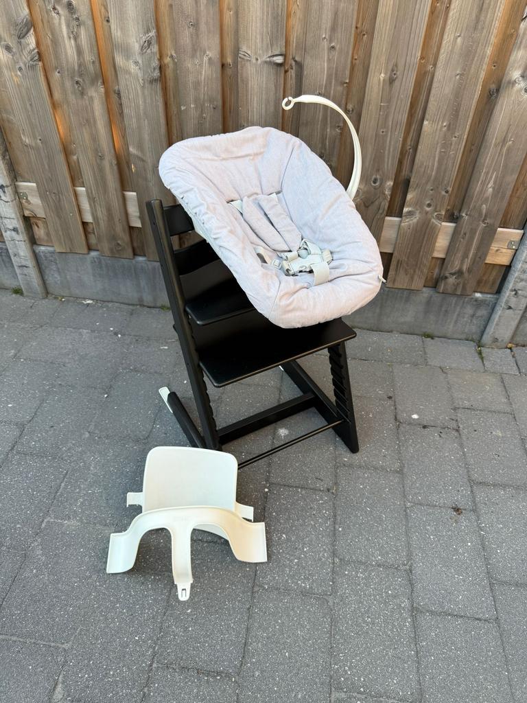 Complete set stokke tripp trapp zwart newborn babyset wit, Kinderen en Baby's, Kinderstoelen, Ophalen, Zo goed als nieuw, Meegroeistoel