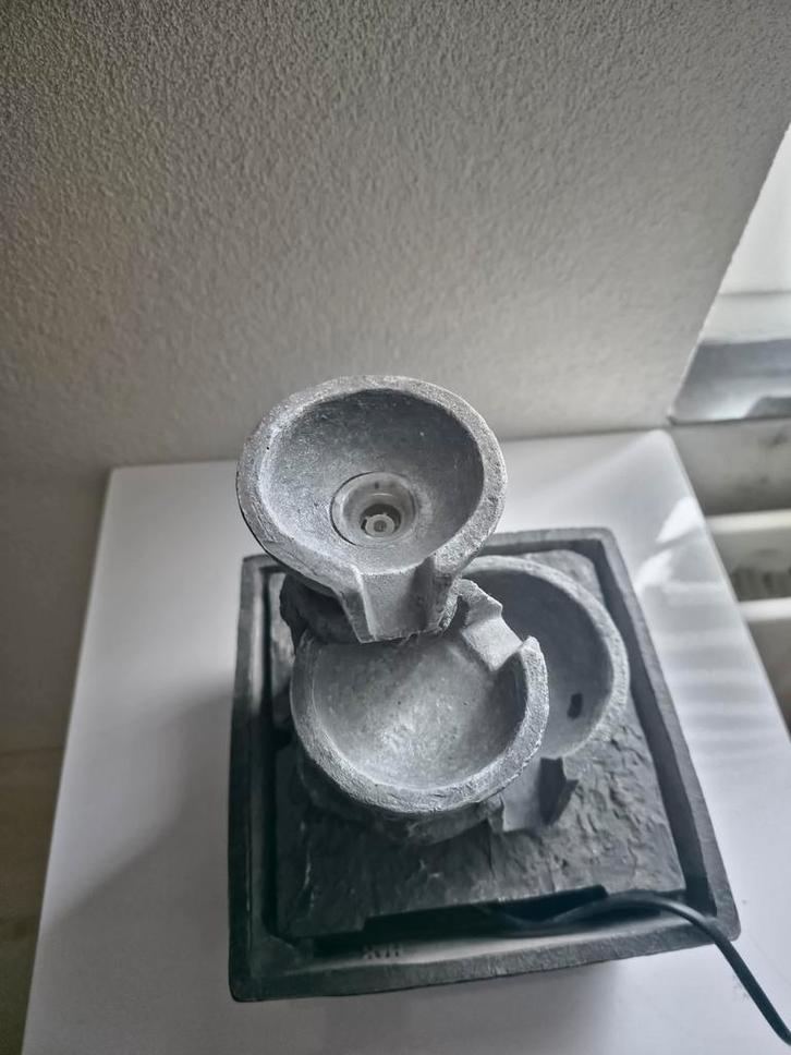 Decoratieve Fontein - Rustgevend Waterornament, Tuin en Terras, Waterpartijen en Fonteinen, Zo goed als nieuw, Fontein, Beton