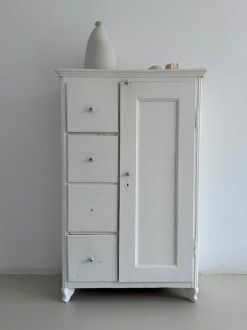 Oude kast, antieke kast, brocante kast beschikbaar voor biedingen