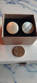 Antieke oorbellen  met parelmoer., Ophalen of Verzenden, Overige materialen, Oorbellen