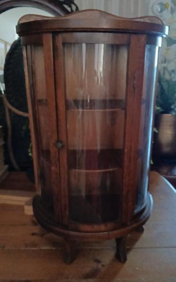 Halfrond vitrine kastje gebogen glas op pootjes beschikbaar voor biedingen