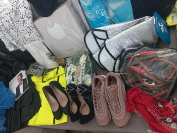 Veel goede en nieuwe rommelmarktspullen beschikbaar voor biedingen