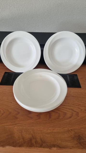 Wedgwood Solar diepe borden beschikbaar voor biedingen