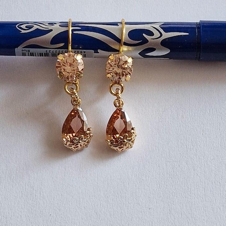 Goudkleurige oorbellen met bruine Swarovski elementen, Sieraden, Tassen en Uiterlijk, Oorbellen, Nieuw, Hangers, Overige materialen