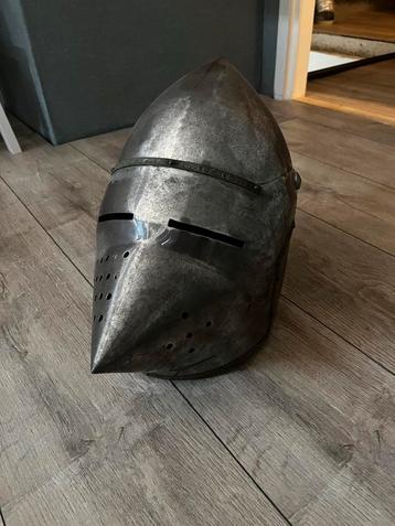 Middeleeuwse helm beschikbaar voor biedingen
