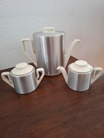 Antiek theeset beschikbaar voor biedingen