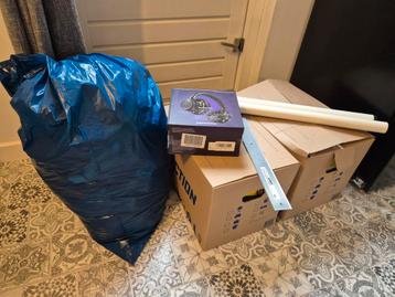 Rommelmarktspullen: 2 verhuisdozen + vuilniszak vol beschikbaar voor biedingen