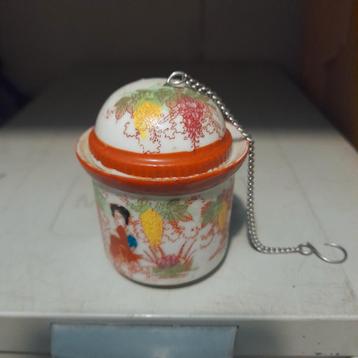 Vintage Chinees Thee-ei met Ketting beschikbaar voor biedingen