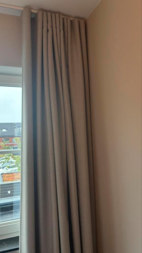 Veneta gordijnen in Ecru + wit gordijnrails 227 x 262, Huis en Inrichting, Stoffering | Gordijnen en Lamellen, Nieuw, 200 cm of meer