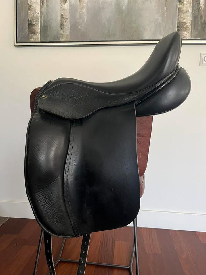 Hulsebos dynamic 3 dressuur zadel 18 inch MW boom, Dieren en Toebehoren, Paarden en Pony's | Zadels, Zo goed als nieuw, Dressuur