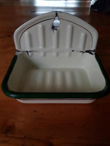 Mooi emaille zeepbakje.  In donkergroen en crème kleur. beschikbaar voor biedingen