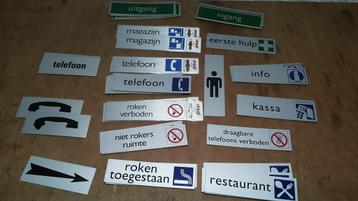 Bordjes restaurant kassa roken ingang uitgang telefoon etc beschikbaar voor biedingen