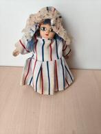 Klein poppetje met porseleinen gezicht en handen, Verzamelen, Poppen, Ophalen of Verzenden, Zo goed als nieuw, Pop