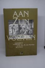 Aan Zijn voeten - R. van Kooten, Ophalen of Verzenden, Gelezen