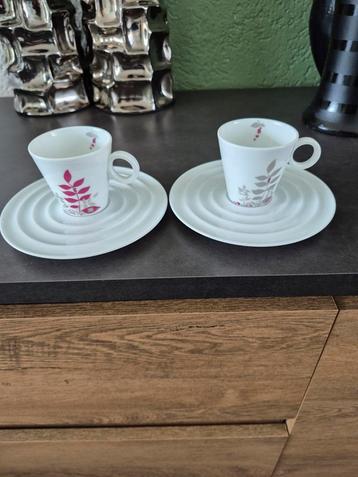 Twee Nieuwe Kopjes met Schotels beschikbaar voor biedingen