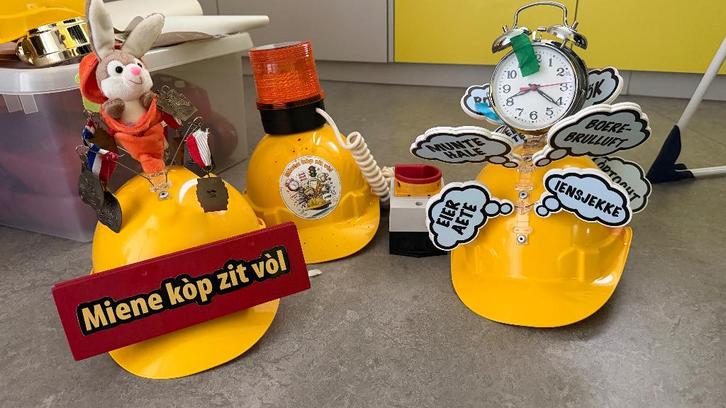 carnaval loopgroep 7 helmen en accessoires, Kleding | Dames, Carnavalskleding en Feestkleding, Gedragen, Accessoires, Carnaval