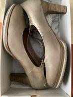 Leren dames schoenen met hak maat 41, Beige, Ophalen of Verzenden, Zo goed als nieuw, Manfield