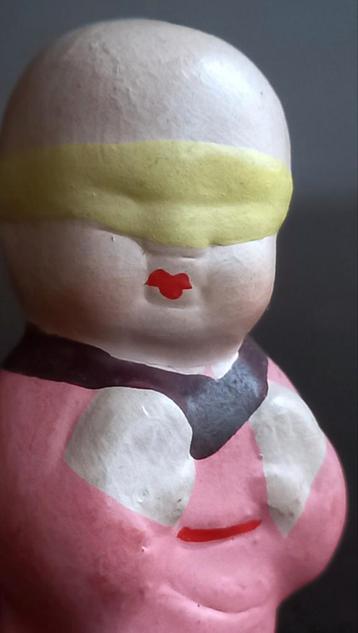 Miniatuur Huishan kleifiguur mannetje met een blinddoek beschikbaar voor biedingen