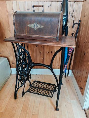 Singer trapnaaimachine met tafel beschikbaar voor biedingen