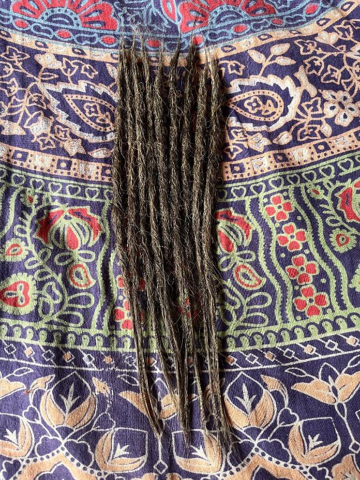 9 grijs/bruine nieuwe human hair dread extensions nu 45€, Sieraden, Tassen en Uiterlijk, Uiterlijk | Haarverzorging, Nieuw, Pruik of Haarverlenging