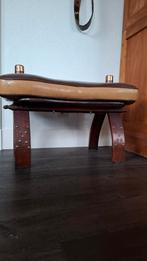 vintage kameelzadel krukje, Huis en Inrichting, Banken | Voetenbanken en Poefen, Ophalen, Minder dan 50 cm, Gebruikt, 50 tot 75 cm