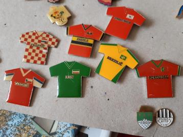 8 pins van WK shirts voetbal  beschikbaar voor biedingen