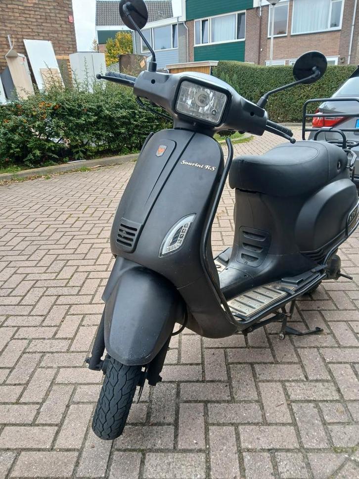 La souris sourini nette scooter geel kenteken, Fietsen en Brommers, Scooters | Overige merken, Zo goed als nieuw, Maximaal 45 km/u