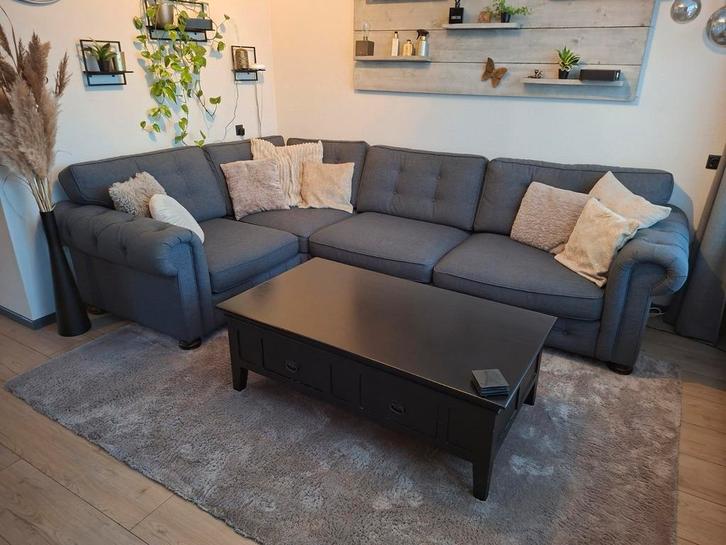 Urban Sofa, San Remo. Antraciete hoekbank. Bank is 4 jaar., Huis en Inrichting, Banken | Complete zithoeken, Zo goed als nieuw