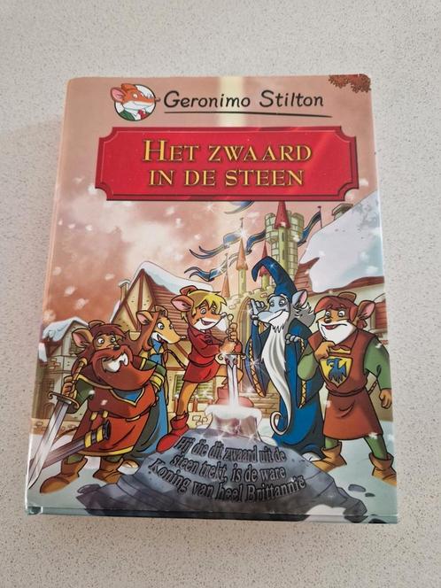 Geronimo Stilton - Het zwaard in de steen, Boeken, Kinderboeken | Jeugd | onder 10 jaar, Zo goed als nieuw, Ophalen of Verzenden