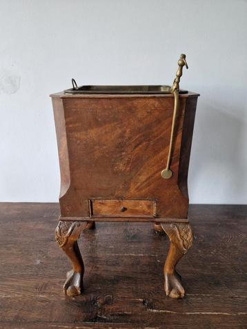 Chippendale mahoniehouten plantenbak / kolenkit met klauwpot beschikbaar voor biedingen