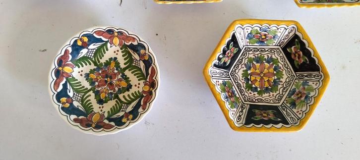 2x Makkum wandbordjes zeshoekig en rond 751 1096 gvw, Antiek en Kunst, Antiek | Wandborden en Tegels, Ophalen of Verzenden