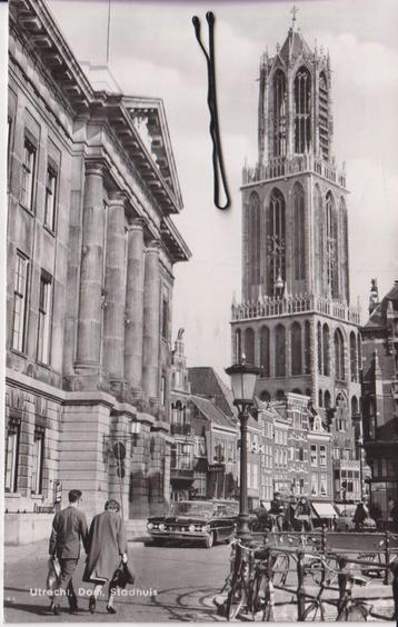 Utrecht . de Dom en Stadhuis met auto's Oldsmobile 98, 1959 beschikbaar voor biedingen