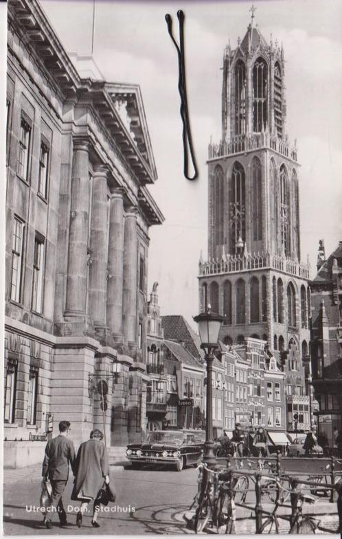 Utrecht . de Dom en Stadhuis met auto's Oldsmobile 98, 1959, Verzamelen, Ansichtkaarten | Nederland, Gelopen, Utrecht, 1940 tot 1960