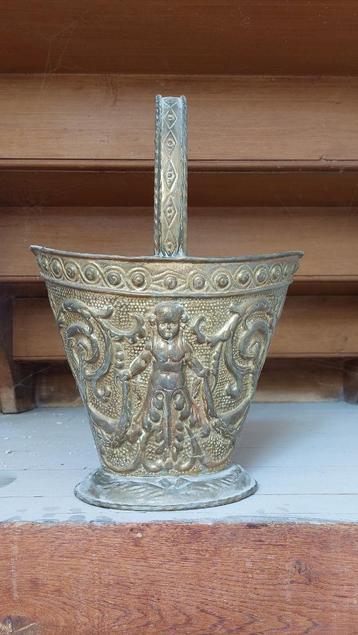koperen mand antiek met figuren messing beschikbaar voor biedingen