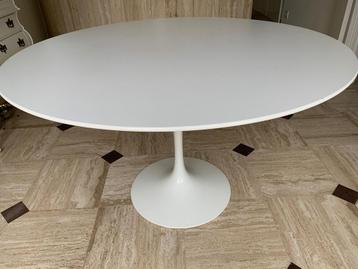 Eero Saarinen Tulip tafel wit, 120cm diameter en 4 stoelen beschikbaar voor biedingen