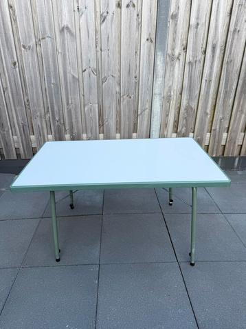 Mooie zeer stevige en stabiele campingtafel 114 cm x 69 cm beschikbaar voor biedingen