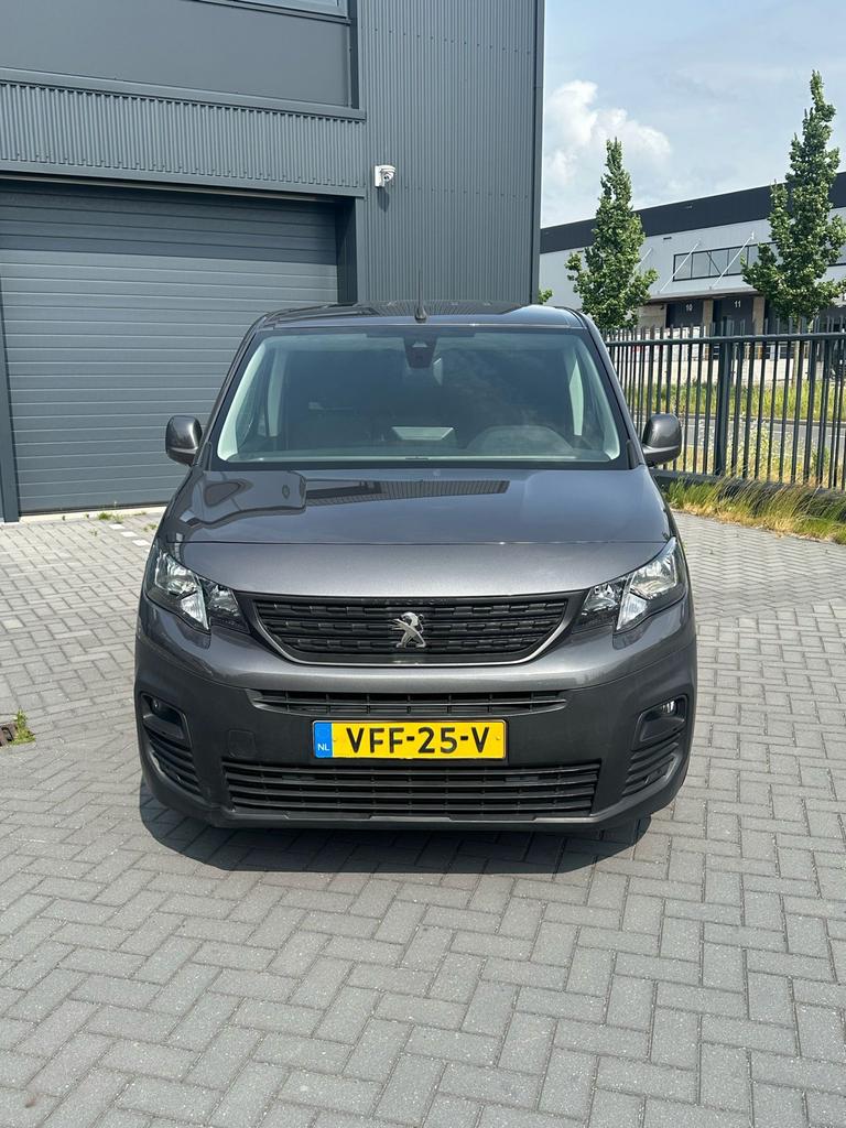 Peugeot Partner 1.5 Bluehdi 100pk 1000kg 3-zits 2020 Grijs, Auto's, Bestelauto's, Voorwielaandrijving, 4 cilinders, Particulier