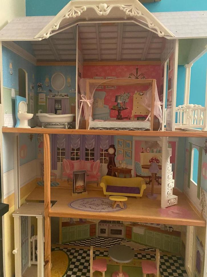 Barbiehuis met meubels, Kinderen en Baby's, Speelgoed | Poppenhuizen, Gebruikt, Poppenhuis, Ophalen