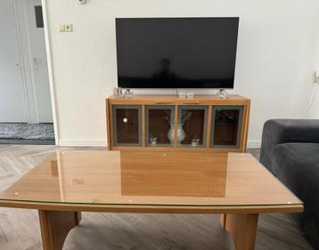Salontafel met glas beschikbaar voor biedingen