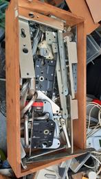 Bak vol hang-en sluitwerk, Doe-het-zelf en Verbouw, Ophalen, Gebruikt, IJzer