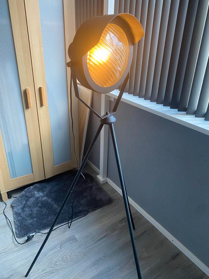 Industriële Vloerlamp op 3 Poten, Huis en Inrichting, Lampen | Vloerlampen, Gebruikt, 150 tot 200 cm, Metaal, Ophalen