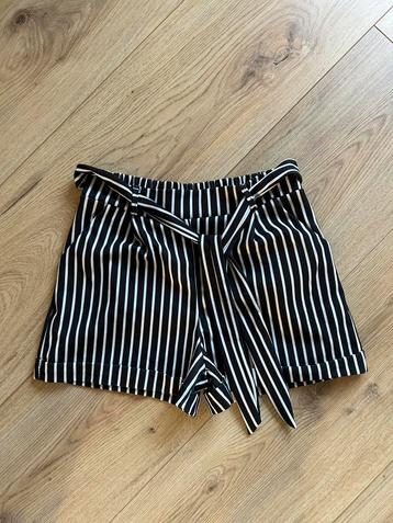 Zwarte gestreepte short met ‘riem’ - Maat S beschikbaar voor biedingen