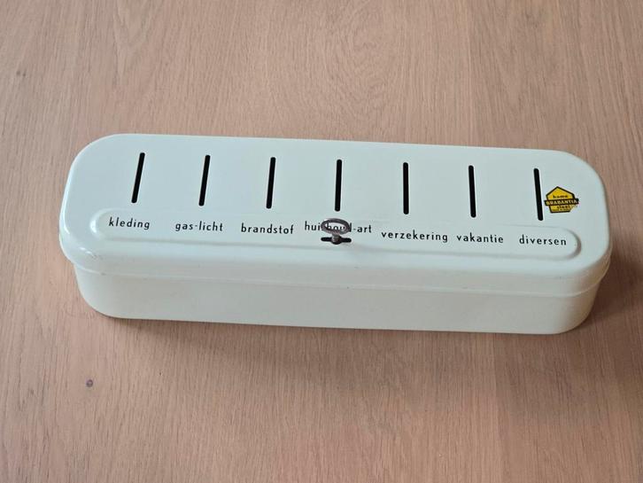 Vintage 60S Brabantia huishoudkistje met sleutel €20 !!, Verzamelen, Spaarpotten, Zo goed als nieuw, Overige thema's, Metaal of Blik
