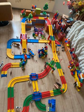 Grote trein-autobaan met elektrische trein en veel wagons beschikbaar voor biedingen