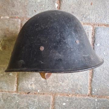 Nederlandse M34 gevechtshelm  beschikbaar voor biedingen