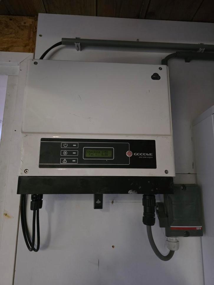 Goodwe omvormer + 10 zonnepanelen, Doe-het-zelf en Verbouw, Zonnepanelen en Toebehoren, Gebruikt, Paneel, 200 wattpiek of meer