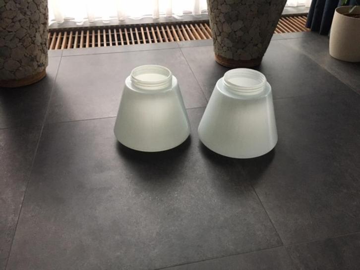 TE KOOP: Set van 2 decoratieve glazen lampenkappen, Huis en Inrichting, Lampen | Lampenkappen, Zo goed als nieuw, 25 tot 50 cm