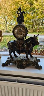Franse bronzen stier pendule: Cupidon et Le Taureau, Antiek en Kunst, Antiek | Klokken, Ophalen of Verzenden